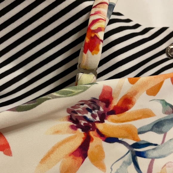 *SOLD*Front Tie Floral Swim Top ☀️🌸 - Picture 7 of 10